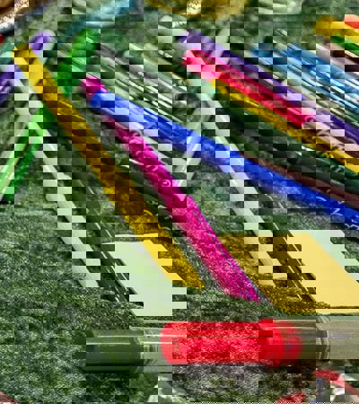 Foto af grøn dug med en bog og en tallerken med gifler og kiks. Eleverne spiser mens de læser.